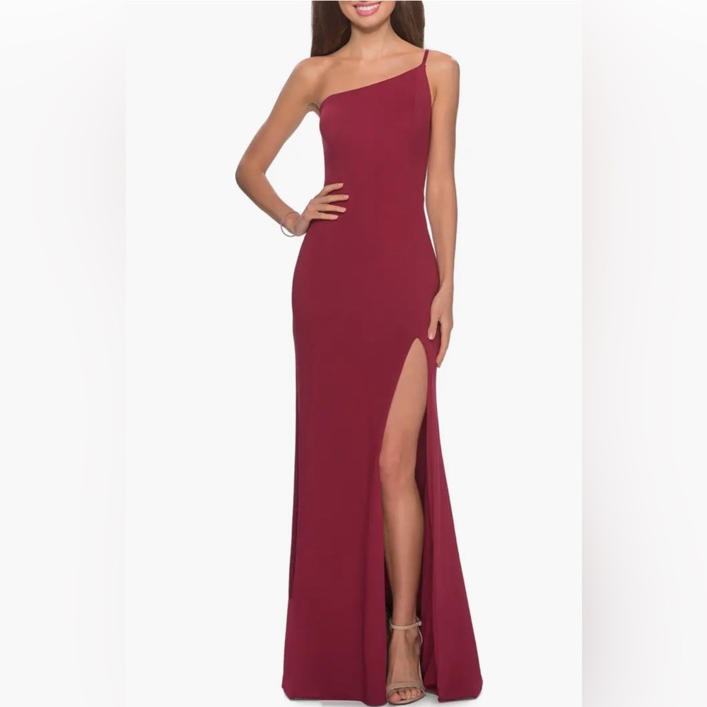 Burgundy One-Shoulder Jersey Gown
La Femme train